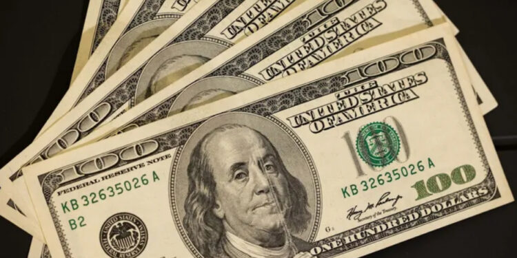 Dólar se dispara a nivel global; el peso retrocede a 20.63 unidades