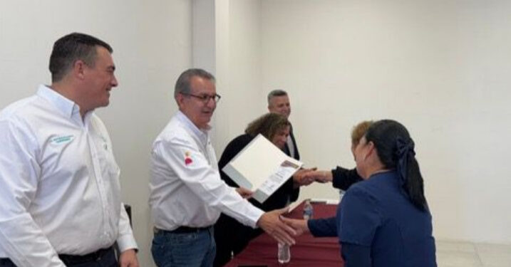Entrega Gobierno de Sonora distintivos a Guías de Turistas en Caborca