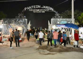 Con salgo blanco Navojoenses cumplen velación en panteones