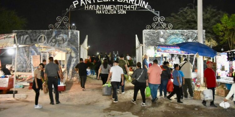 Con salgo blanco Navojoenses cumplen velación en panteones