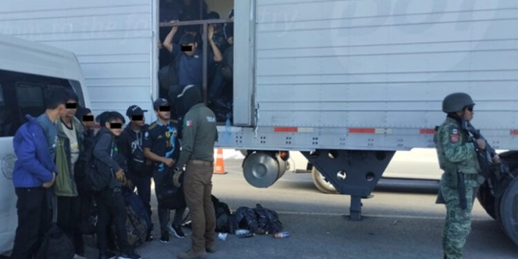 Elementos del Ejército aseguran a 14 extranjeros en Culiacán, Sinaloa