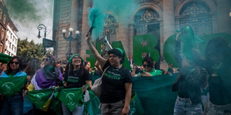 CDMX: exigen descongelar iniciativa de ley sobre aborto