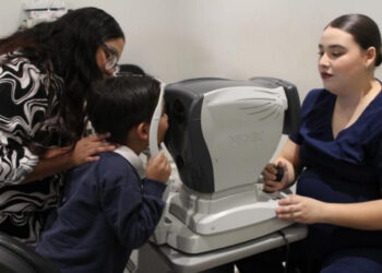 Ofrecen examen de la vista a niños de estancias infantiles del DIF