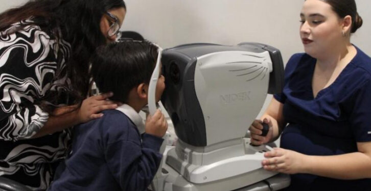 Ofrecen examen de la vista a niños de estancias infantiles del DIF