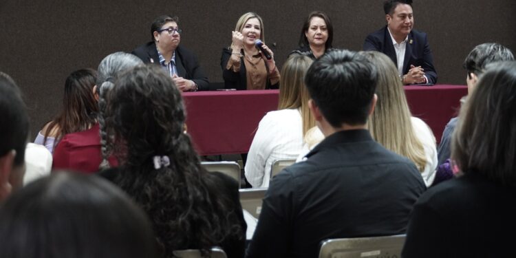 Reciben servidores públicos taller en derechos humanos e inclusión de géneros