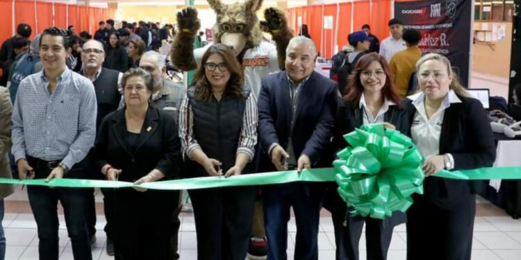 Atendiendo la invitación Cecyte Sonora presente en la Expo PyMES Universitaria a la Universidad Tecnológica de Hermosillo.