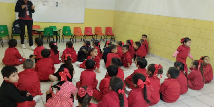 Lleva Ayuntamiento de Guaymas pláticas a escuelas