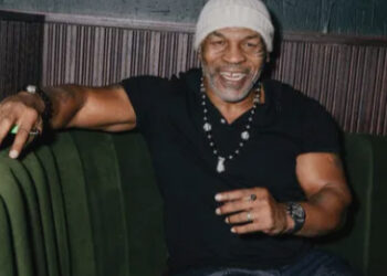 Mike Tyson sufre inesperado tropiezo al entrar al ring y enciende alarmas sobre su estado físico