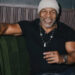 Mike Tyson sufre inesperado tropiezo al entrar al ring y enciende alarmas sobre su estado físico