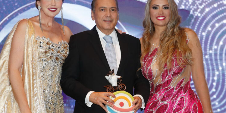 Manlio Fabio Beltrones recibió el Premio Internacional ALMA 2024