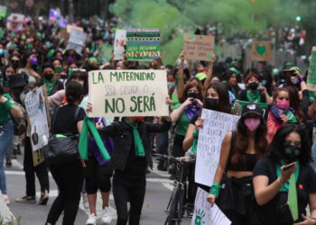 Proponen eliminar delito de aborto en cualquier etapa de la gestación