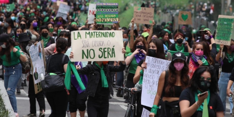 Proponen eliminar delito de aborto en cualquier etapa de la gestación