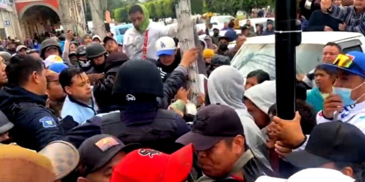 Seis lesionados tras desalojo de comerciantes en Ixmiquilpan