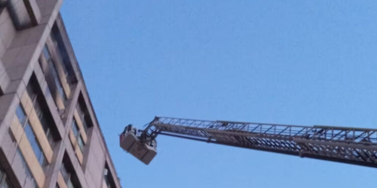 Se registra fuerte incendio en un edificio de la colonia U.H. Nonoalco en Tlatelolco