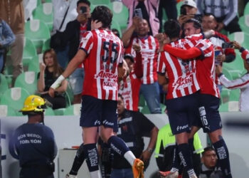 Chivas se afianza en zona de play in al vencer a Santos