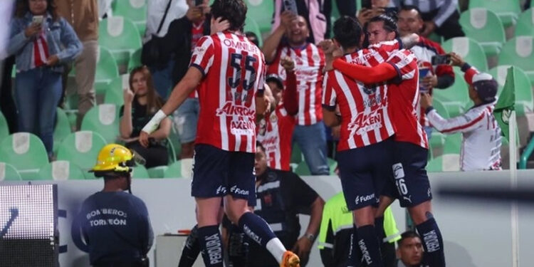 Chivas se afianza en zona de play in al vencer a Santos