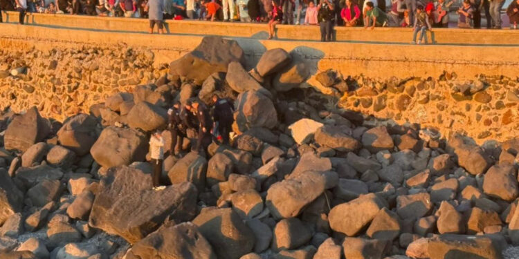 Rescata Gobierno de Sonora a persona lesionada por caída en Puerto Peñasco
