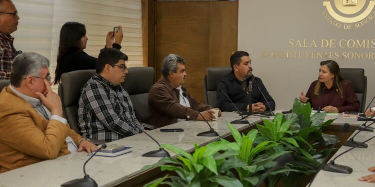 Diputada Vicky Espinoza se reúne con colectivos inconformes con el proyecto de paso a desnivel Solidaridad-Colosio, para su análisis.