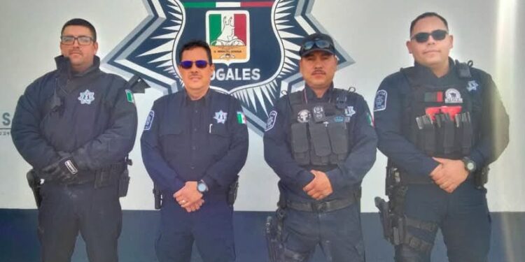 Rescatan policías a madre y sus tres hijos menores