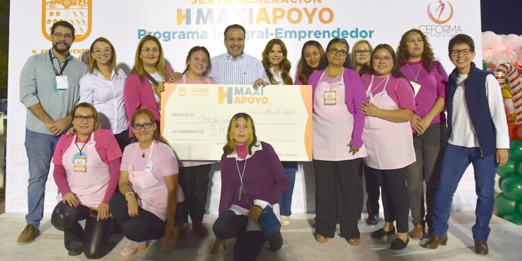 Atestiguan Toño Astiazarán y Patty Ruibal graduación de sexta generación de Maxi Apoyo