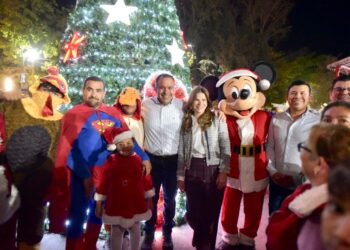 Encienden Toño Astiazarán y Patty Ruibal gran árbol navideño en Poblado Miguel Alemán