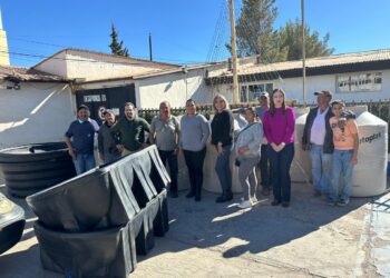 Entregan tinacos y subsidio para ganaderos en Cananea