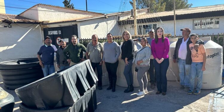 Entregan tinacos y subsidio para ganaderos en Cananea