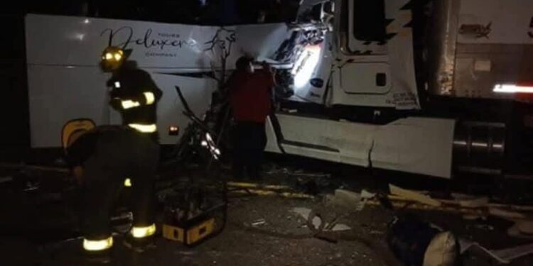 Gobierno de Sonora se coordina con autoridades de Sinaloa para apoyar a víctimas de accidente carretero
