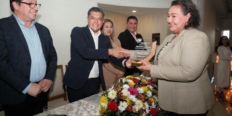Reconoce Gobierno Municipal a huatabampenses distinguidos
