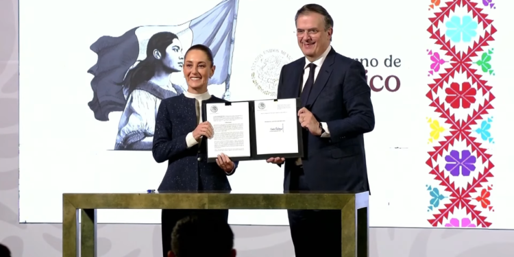 Sheinbaum firma decreto para proteger la industria textil