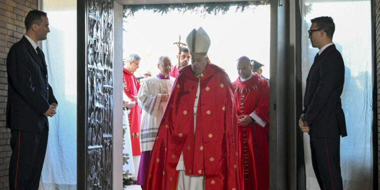 El papa abrió la Puerta Santa en la cárcel de Rebibbia de Roma