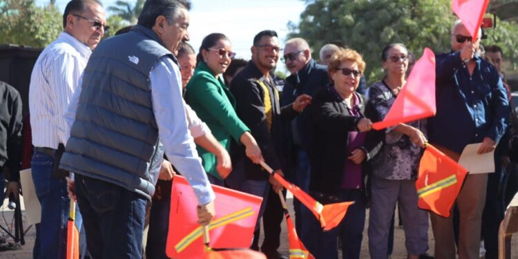 Da banderazo Javier Lamarque a obra de pavimentación e infraestructura hidrosanitaria en la calle salvatierra