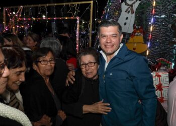 Enciende Alcalde y Primera Dama Árbol de Navidad