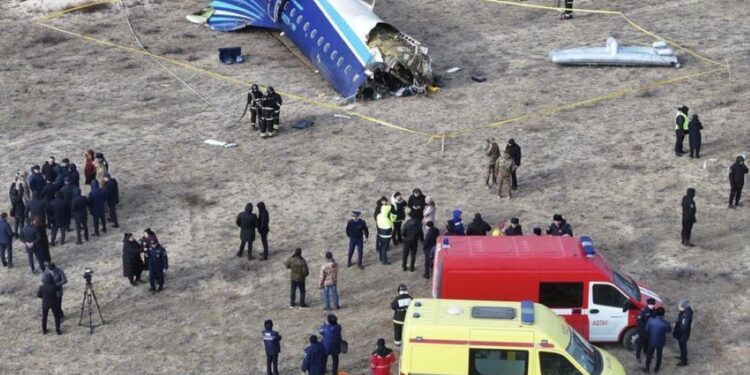 Hallan cajas negras de avión que se estrelló en Kazajistán