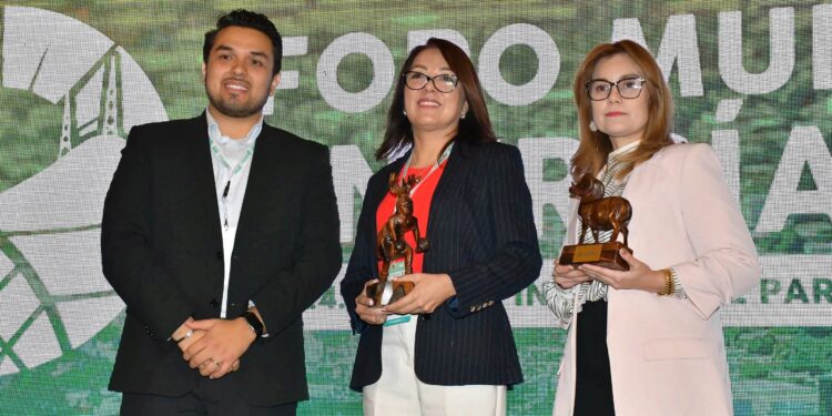 Presentan conferencia “El camino a la descarbonización del sector de la edificación”