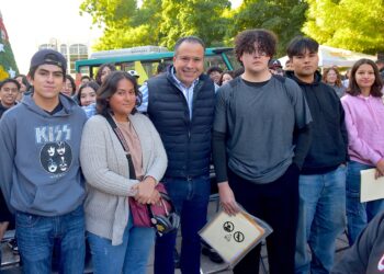 Con gran participación de jóvenes, encabeza Toño Astiazarán jornada de credencialización del H Bus