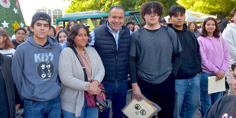 Con gran participación de jóvenes, encabeza Toño Astiazarán jornada de credencialización del H Bus