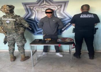 Detienen a hombre por portación de arma de fuego y presunta participación en homicidio