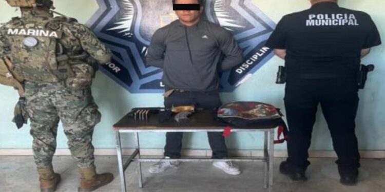 Detienen a hombre por portación de arma de fuego y presunta participación en homicidio