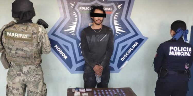 En operativo conjunto SSPM y Marina captura a uno con droga y otro con arma blanca