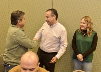 Dialoga Toño Astiazarán sobre proyecto integral de paso desnivel Colosio y Solidaridad con integrantes de Hermosillo ¿Cómo Vamos?