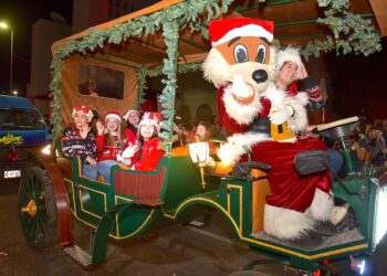 A bordo de calandria eléctrica participa Cabildo Infantil de Hermosillo en tradicional Caravana Navideña Coca-Cola