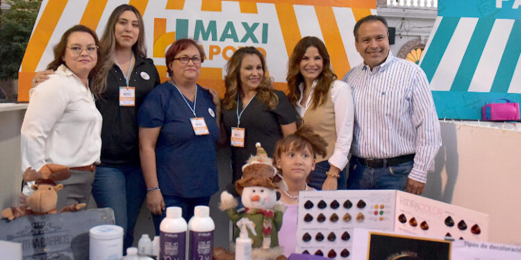 Atestiguan Toño Astiazarán y Patty Ruibal graduación de sexta generación de Maxi Apoyo