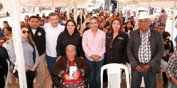 Entregan brazaletes anti tiburón a buzos y pescadores del Puerto de Yavaros