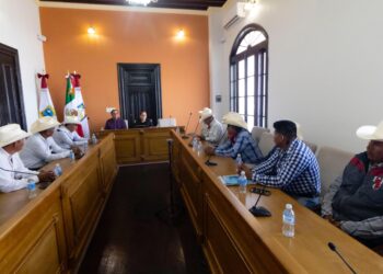 Recibe doctora Karla Córdova González a autoridades Yaquis.