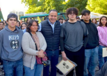 Con gran participación de jóvenes, encabeza Toño Astiazarán jornada de credencialización del H Bus
