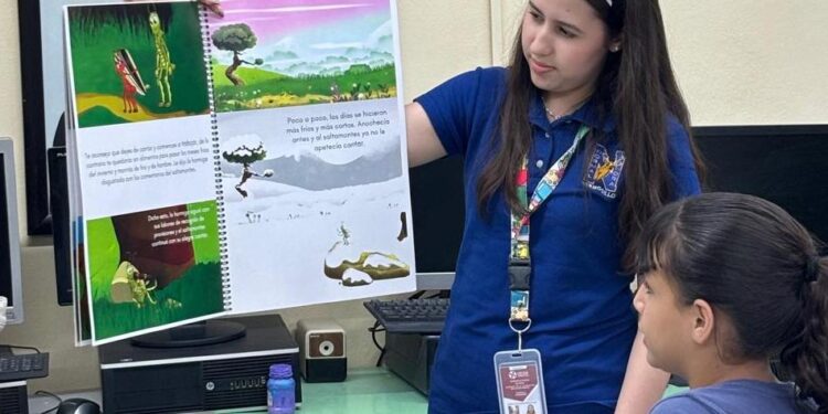 Estudiantes normalistas apoyan a niñas de casa hogar con servicio comunitario