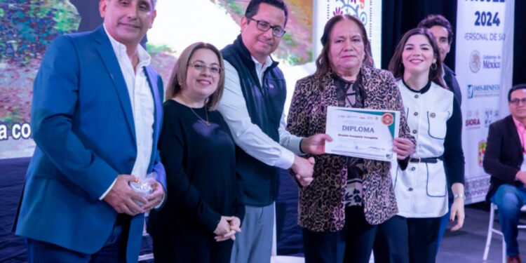 Celebra Salud Sonora trayectoria de profesionales de la salud