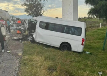 Embiste camión de pasajeros 2 combis en Ecatepec y deja 12 lesionados