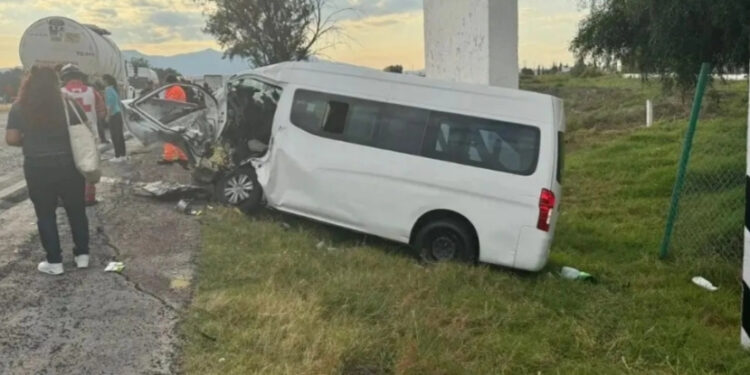 Embiste camión de pasajeros 2 combis en Ecatepec y deja 12 lesionados